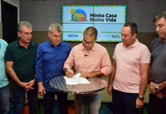 O prefeito Arthur Henrique assina medidas em apoio ao programa Minha Casa, Minha Vida, em Boa Vista (Foto: Nilzete Franco/FolhaBV)