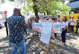 Professores fazem ato em frente à sede da Secretaria Estadual de Educação para protestar por prorrogação de concurso público (Foto: Nilzete Franco/FolhaBV)