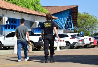Policial federal em operação na Universidade Estadual de Roraima (Foto: Nilzete Franco/FolhaBV)