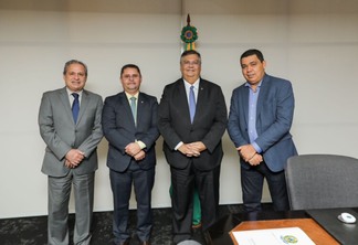 Deputados Albuquerque (federal) e Soldado Sampaio (estadual) com ministro Flávio Dino (Foto: Divulgação)