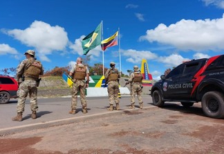 Os agentes, inseridos na Operação Paz, estavam monitorando a entrada  de veículos no País, em um posto montado próximo ao marco das bandeiras.

(Foto: Divulgação)