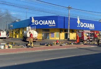 Ainda há chamas dentro do supermercado situado no bairro 31 de Março (Foto: Lucas Luckezie/FolhaBV)