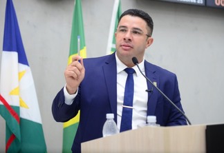 O presidente da Câmara Municipal de Boa Vista, vereador Genilson Costa, em discurso na tribuna (Foto: Reynesson Damasceno/CMBV)