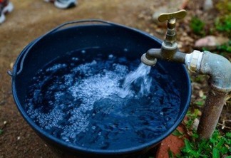 Em vários municípios, moradores precisam acumular água em baldes na maior parte do dia (Foto: Divulgação)