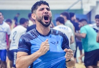 Após o título, técnico Wander Vasconcelos ganha "banho de gelo" dos atletas. Crédito: Hélio Garcias/BV Esportes