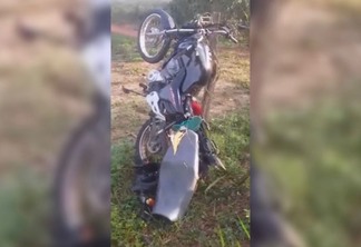 Em vídeo publicado nas redes sociais, a motocicleta da vítima aparece presa na cerca (Foto: Reprodução)