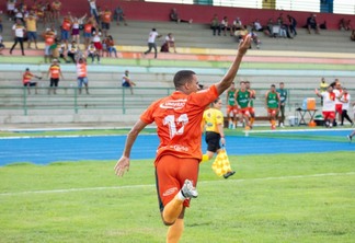 Atacante Pingo marca e corre para o abraço, gol coloca a Arara Vermelha de volta na briga (Foto: Reynesson Damasceno/Real)