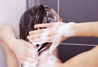 Co-wash é a abreviação de "conditioner washing", que significa lavar os cabelos com condicionador. (Foto: Reprodução/Freepik)