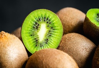 O kiwi é uma fruta que vem ganhando destaque no combate à insônia. (Foto: Reprodução/Freepik)