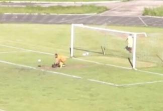Morrinho do estádio Canarinho colabora com gol de Juninho (Foto: Reprodução/FSports)