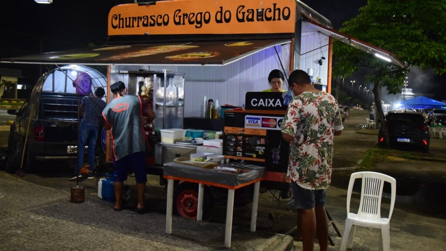 Churrasco do Gaúcho está a mais de 10 anos no estacionamento do Estádio Canarinho. (Foto: Nilzete Franco/FolhaBV)