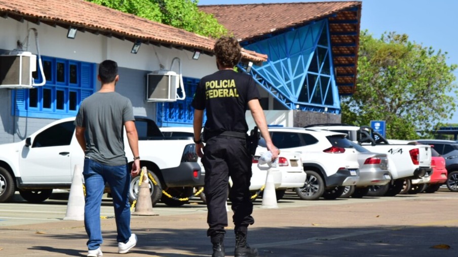Policial federal em operação na Universidade Estadual de Roraima (Foto: Nilzete Franco/FolhaBV)
