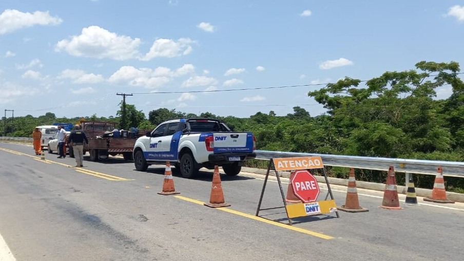 Interdição foi realizada devido a uma manutenção da ponte que fica sobre o Rio Cachorro. (Foto: Divulgação/PRF)