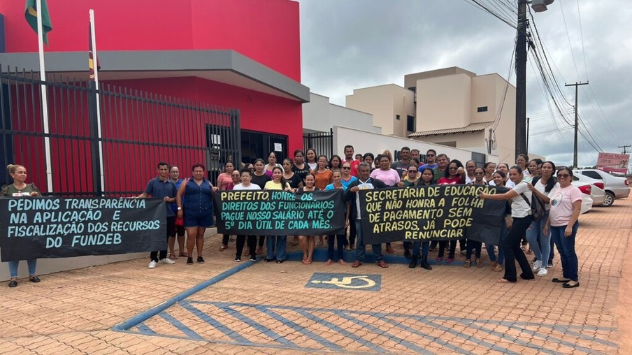 Servidores da Educação do realizaram manifestação em frente a Comarca de Rorainópolis nesta terça-feira, 12