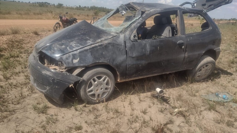 Veículo ficou destruído após o acidente (Foto: Reprodução/WhatsApp)