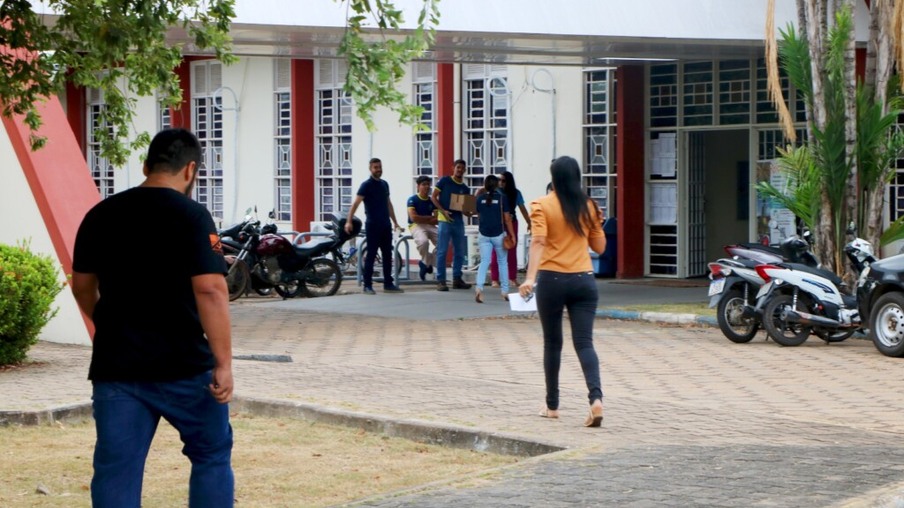 Candidatos chegam ao local de prova (Foto: Wenderson Cabral/Folha BV)