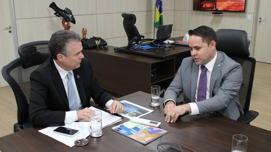 O deputado federal Gabriel Mota (direita) em reunião com o ministro André de Paula, da Pesca e Aquicultura (Foto: Divulgação)