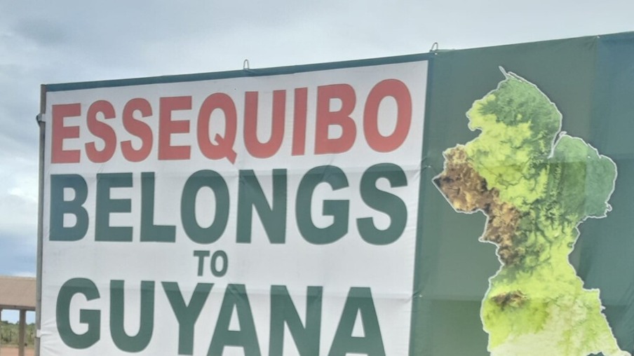 Placa após a ponte da fronteira entre Brasil e Guiana expressa: "Essequibo pertence à Guiana" (Foto: Divulgação)
