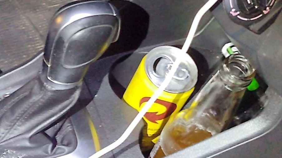 Foi observada a presença de álcool no veículo de R.O.A.. Ele concordou em fazer o teste do etilômetro, que resultou em 0,79 mg/L, configurando crimes de embriaguez ao volante (Foto: Divulgação)
