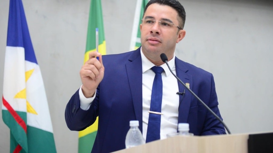 O presidente da Câmara Municipal de Boa Vista, vereador Genilson Costa, em discurso na tribuna (Foto: Reynesson Damasceno/CMBV)