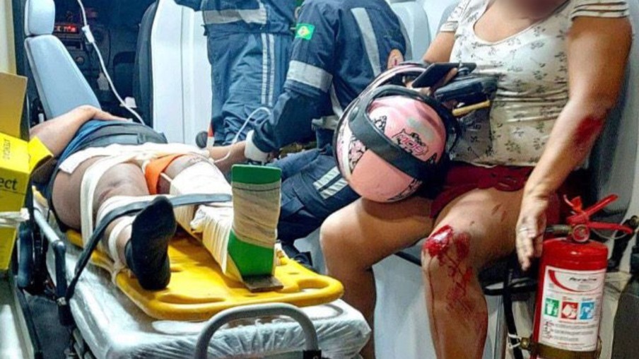A motociclista sofreu possível fratura na perna esquerda (Foto: Divulgação)