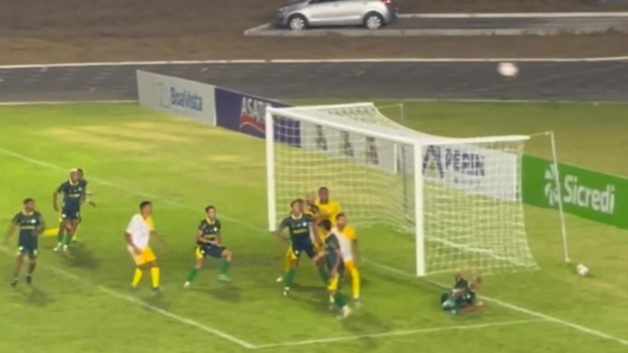 Lance polêmico com gol anulado do Monte Roraima contra o River em sua estreia no Estadual (Foto: Reprodução)