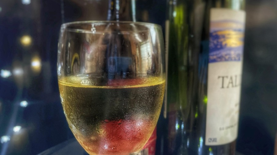Vinho branco pode ser uma opção menos calórica (Foto: Raisa Carvalho)