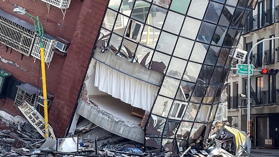Estrutura de prédio fica destruída após terremoto (Foto: Reprodução/Internet)