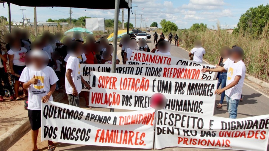 Cerca de 70 pessoas, entre esposas, mães, avós e conhecidos, estão mobilizadas na manifestação que acontece desde a manhã de hoje. (Foto: Wenderson Cabral/FolhaBV)