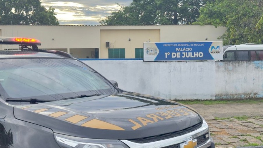 Mandados estão sendo cumpridos na prefeitura de Mucajaí (Foto: Divulgação/PF)