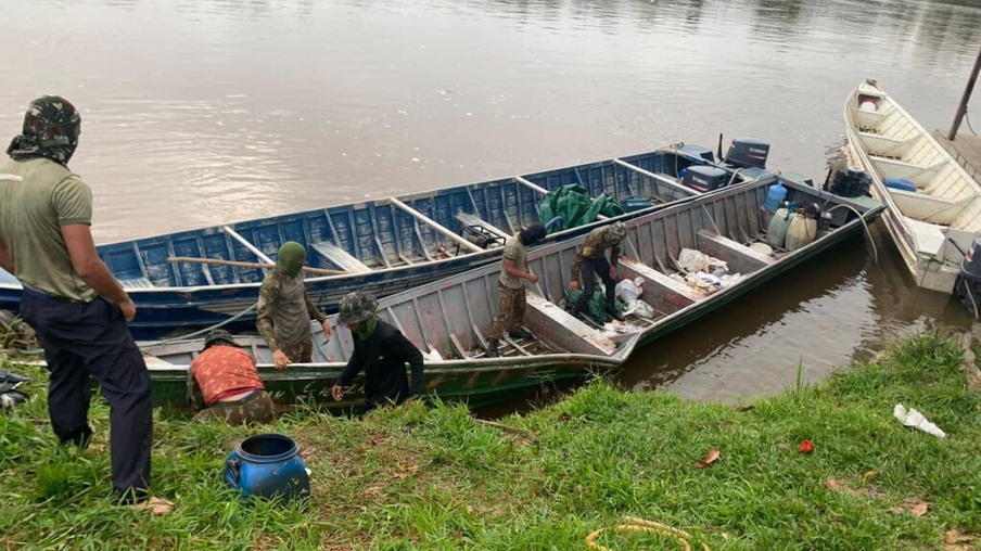 Homem tentou furar barreira fluvial em um barco com o minério. Foto: PF