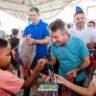 Governador Antonio Denarium distribui papagaios para crianças em festival de pipas no Parque Anauá (Foto: Divulgação)