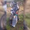 Em vídeo publicado nas redes sociais, a motocicleta da vítima aparece presa na cerca (Foto: Reprodução)