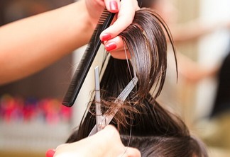 A ação tem como objetivo confeccionar perucas, por meio da doação de cabelos para serem destinadas às pacientes com câncer.