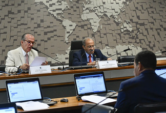 Mesa da Comissão de Relações Exteriores do Senado com o senador e relator Chico Rodrigues nesta quinta-feira (Foto: Geraldo Magela/Agência Senado)