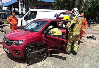 Renault Kwid atingido por Onix no cruzamento entre as ruas Professor Macedo e Edmundo Sales, no bairro Caimbé (Foto: Divulgação)