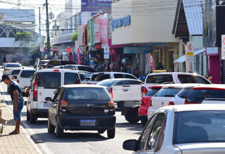 fluxo trânsito comércio, Av Sebastião Diniz, lojas, centro , estacionamento carros