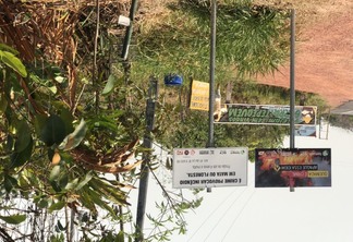 Placa alertando sobre queimada na entrada de Tepequém: ação para turista ver