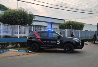 Viatura da Polícia Civil na sede da Prefeitura de Alto Alegre (Foto: PCRR)