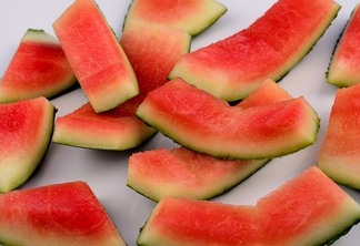 A casca da fruta ajuda a eliminar o excesso de água no organismo e isso ajuda a normalizar a pressão arterial. (Foto: Reprodução/Internet)
