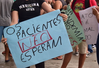 Alunos de medicina alegam que suspensão afeta anos finais do curso e desassistência em hospitais. (Foto: Nilzete Franco/FolhaBV)
