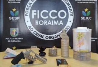 Além das drogas, a equipe apreendeu uma arma e um caderno de controle utilizado pelo suspeito (Foto: Divulgação/Ficco)
