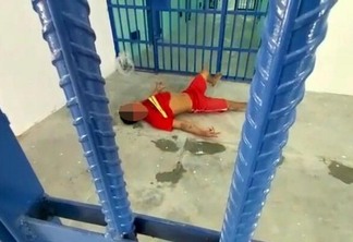 Imagens mostram o detento se contorcendo de dores, como se estivesse com falta de ar, enquanto aguarda atendimento médico dentro da unidade prisional (Foto: Divulgação)