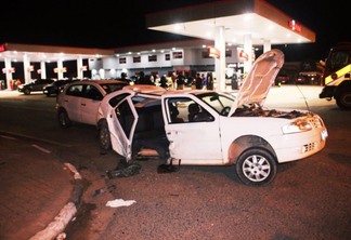 O carro modelo Gol ao cruzar a avenida foi atingido violentamente por outro veículo não identificado - Foto: Aldenio Soares