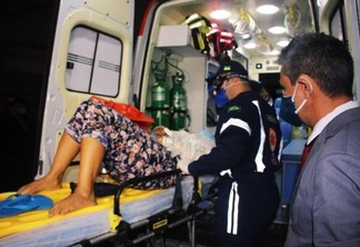 A médica chegou no HGR em uma ambulância do Samu. Ela foi transferida de Alto Alegre à Boa Vista por avião - Foto: Aldenio Soares