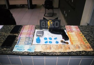 No momento da abordagem, os policiais encontraram oito invólucros entre suposta maconha e cocaina, além de R$ 597 em espécie - Foto: Aldenio Soares