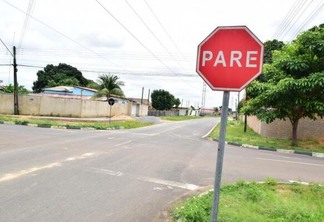 O cruzamento entre as ruas Wilson Teixeira e Soldado PM Wilson Paulino possui sinalização - Foto: Nilzete Franco/FolhaBV