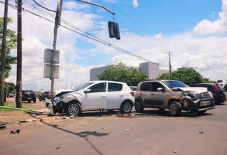 A frente de ambos os veículos ficou destruída - Foto: Aldenio Soares