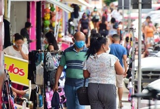 Nos centros comerciais da capital, na Jaime Brasil e na AtaídeTeive, o fluxo de consumidores já é perceptível (Foto: Nilzete Franco/Folhabv)