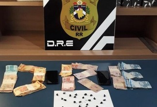 Foram apreendidos 24 invólucros de entorpecentes, dois aparelhos celulares e cerca de R$1.500 - Foto: Ascom/Polícia Civil